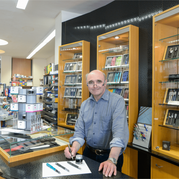 Erich Beekmann, Inhaber von Prüßmann Bürobedarf in seinem Schreibwarenfachladen