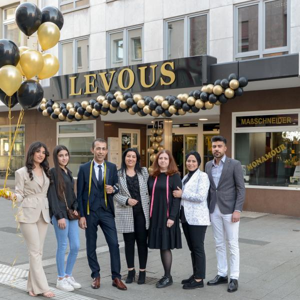 Familie Ibrahim und Angestellte bei der Eröffnung des Geschäfts Levous im Löhberg 45