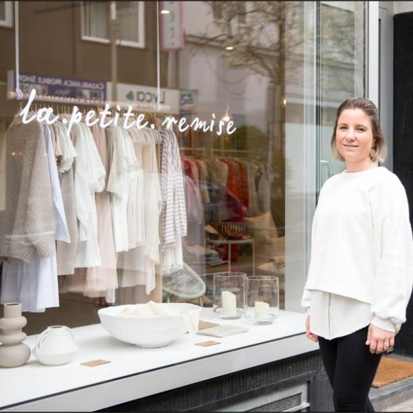 Auf dem Bild ist die Betreiberin Christine Klein vor dem Schaufenster Ihres Conceptstores la petite Remise in der Mülheimer Innenstadt zu sehen | Foto: Helena Grebe