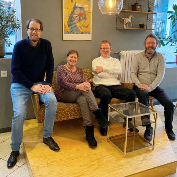 Stefan Trost, Andrea Elstermeier, Dieter Spliethoff und Ideengeber Peter Possekel (alle bbwe, von links nach rechts) schätzen besonders das gemütliche Café Ambiente im Vintage-Stil | Foto: Gesa Delija