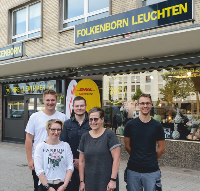 Mitarbeitende der Firma Folkenborn Elektrotechnik GmbH vor ihrem Ladenlokal