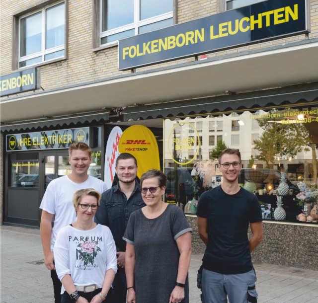 Folkenborn Elektrotechnik - Folkenborn Elektrotechnik, Fachhandel für Elektrogeräte, Jura Kaffeevollautomaten Fachhandel, Fachhandel für Elektrozubehör, Fachhandel für Elektroartikel und Dekowaren, Elektroinstallation, Reparatur, Wartung | Foto: Walter Schernstein Mitarbeitende der Firma Folkenborn Elektrotechnik GmbH vor ihrem Ladenlokal