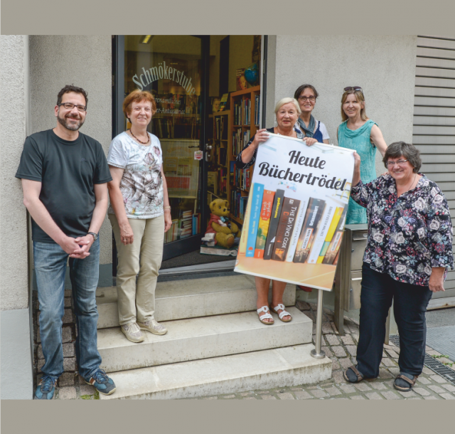 Zu sehen sind sechs ehrenamtliche Mitarbeiter*innen der Schmökerstube