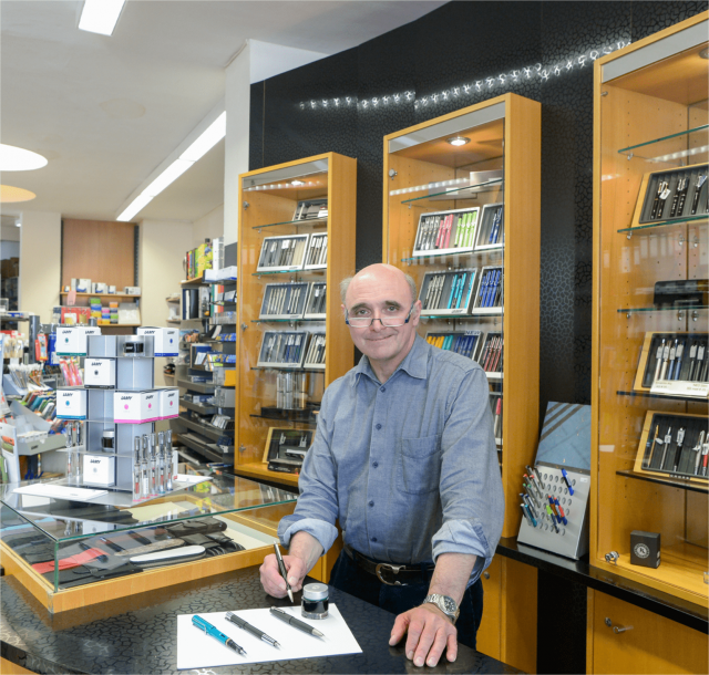 Erich Beekmann, Inhaber von Prüßmann Bürobedarf präsentiert in seinem Geschäft in der Wallstraße 5 nicht nur Papier- und Bürowaren jeglicher Art, sondern auch eine große Auswahl an Markenschreibgeräten. Natürlich ist intensive Fachberatung selbstverständlich! | Foto: Walter Schernstein Erich Beekmann, Inhaber von Prüßmann Bürobedarf in seinem Schreibwarenfachladen