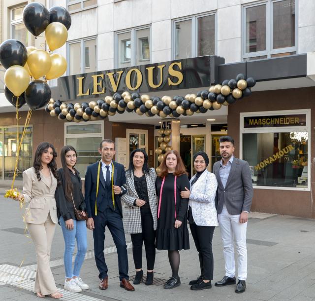 Familie Ibrahim und Angestellte bei der Eröffnung des Geschäfts Levous im Löhberg 45