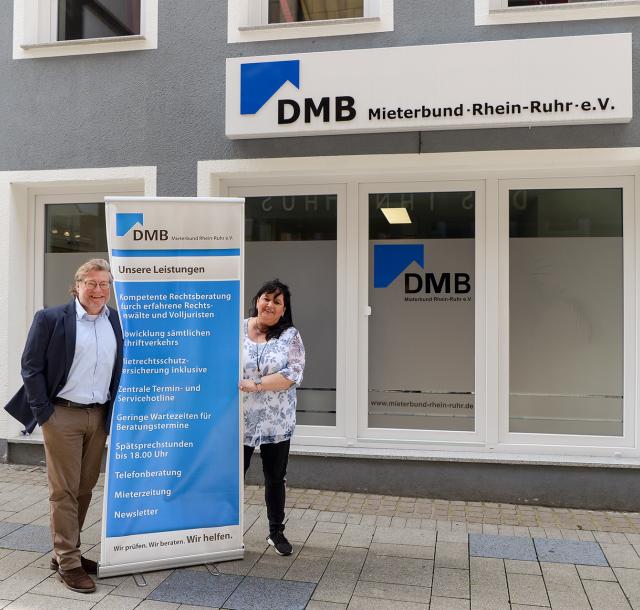 DMB Mieterbund Rhein-Ruhr, Beratungscenter Mülheim im Löhberg 27 :(v.l.) Rechtsanwalt Thomas Adam und Gabriele Goldbach vor dem Beratungscenter