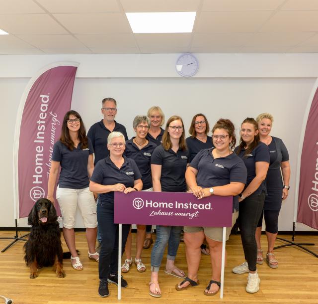 Bestens umsorgt: Home Instead - Team Rhein Ruhr, Wallstraße 3. (v.l.)Vorne: Cornelia Pehle, Lisa Jordan, Lisa Fischer Hinten: Kerstin Smaniotto, Marcus Jordan, Marion Zlatic, Dorothée Jordan, Tanja Giesbertz, Katharina Salewski, Martina Büllmann | Foto: Walter Schernstein Home Instead - Team Rhein Ruhr, Wallstraße 3. (v.l.)Vorne: Cornelia Pehle, Lisa Jordan, Lisa Fischer Hinten: Kerstin Smaniotto, Marcus Jordan, Marion Zlatic, Dorothée Jordan, Tanja Giesbertz, Katharina Salewski, Martina Büllmann | Foto: Walter Schernstein