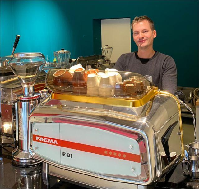 Kaffeerausch - Barista-Schule, Reparatur-Service für Espresso-Maschinen, generalüberholte Espresso-Maschinen-Verkauf und Verkauf von fairem Bio-Espresso | Foto: Gesa Delija André Hartung steht hinter einer Espresso-Maschine im Kaffeerausch, Kohlenkamp 45 | Foto: Gesa Delija