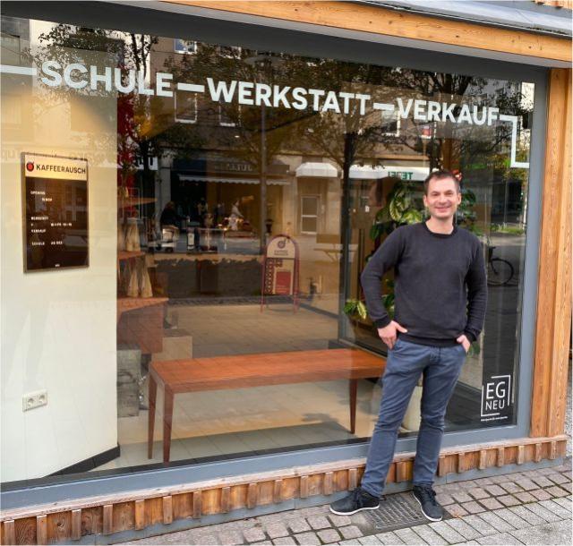 André Hartung steht vor seinem neu eröffneten Laden "Kaffeerausch" | Foto: Gesa Delija