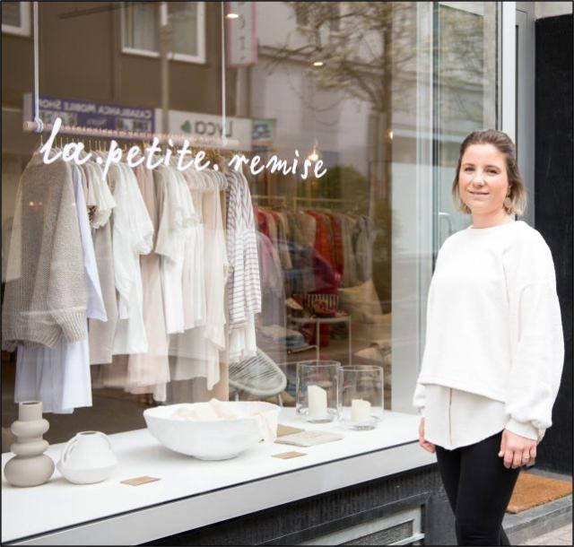 Auf dem Bild ist die Betreiberin Christine Klein vor dem Schaufenster Ihres Conceptstores la petite Remise in der Mülheimer Innenstadt zu sehen | Foto: Helena Grebe